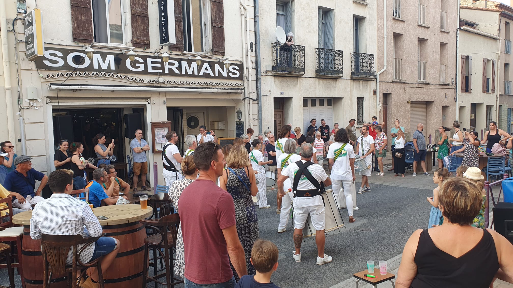 C'est la Fête de la musique, les percussionistes de Catala que ta sont de sortie dans les Albères pour vous faire danser sur les rythmes du Brésil avec leur Samba !
